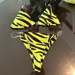 BNWT amazing for tanning berry beach neon, print, bikini, clear straps
